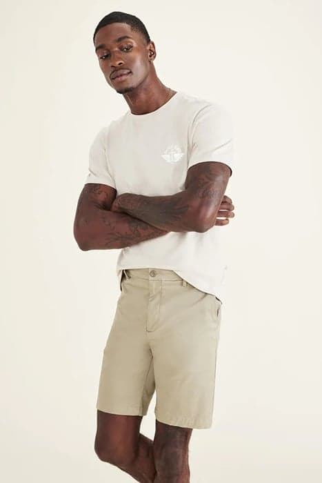 MODERN CHINO SHORT SILVER SAGE by Dockers