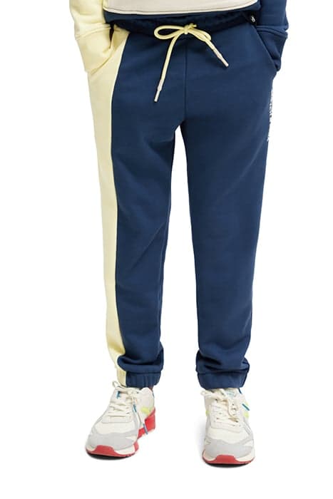 COLOUR BLOCK SWEATPANTS IN ORGANIC COTTON STORM BLUE/GLOW CO by Scotch & Soda