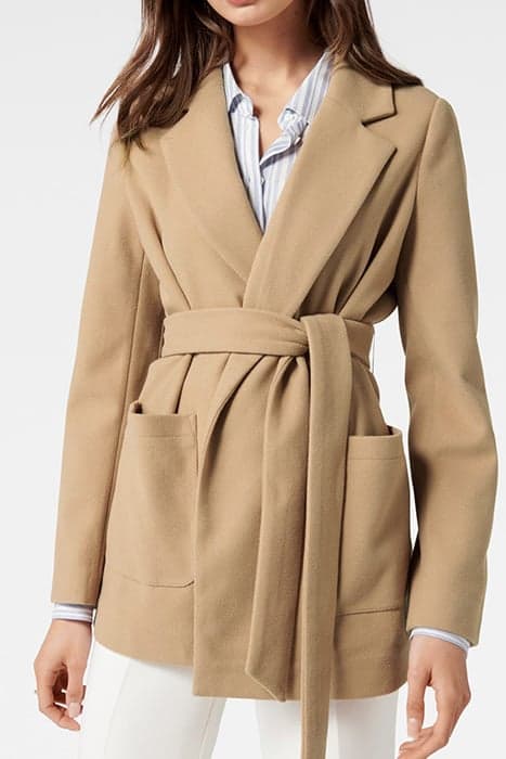 LAURA WRAP JACKET CLASSIC CAMEL by Forever New