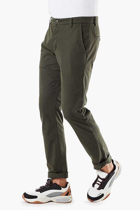 SUPREME FLEX SKINNY GREENS DEEP DEPTHS by Dockers