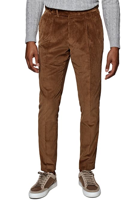 MID BROWN PLEATED BRADDON TROUSERS by Suitsupply