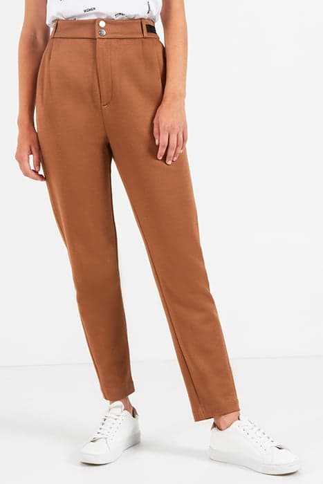 CARAMEL KNIT CITY TROUSERS WITH DARTS by ICODE