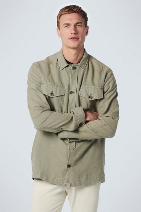 OVERSHIRT BUTTON CLOSURE GARMENT DYED WITH LINEN SMOKE GREEN by No Excess