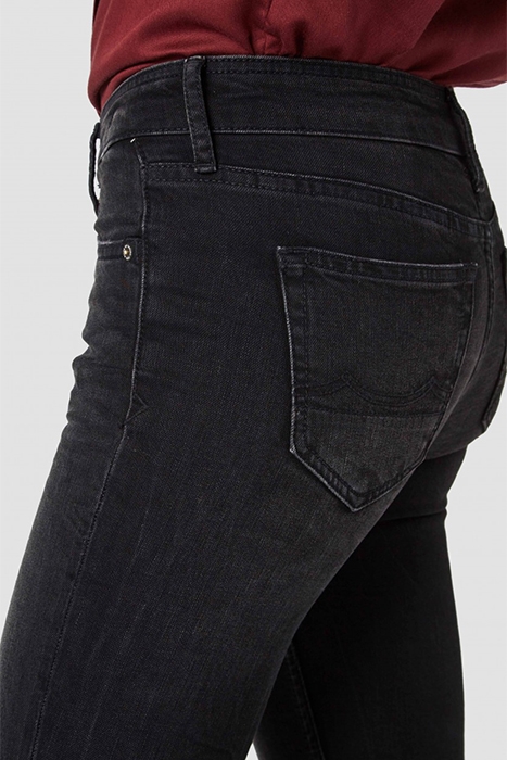 JUNO BLACK WORN IN 5