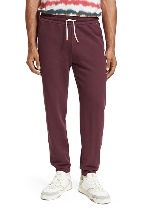 ESSENTIAL BADGE SWEATPANT IN ORGANIC COTTON BERRY WINE 1