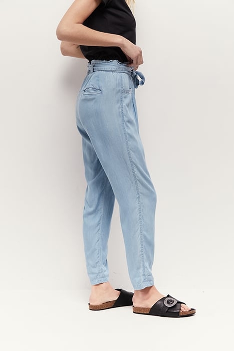 PRISKA - BABY BLUE NEO-CARROT TROUSERS IN LYOCELL®. 4